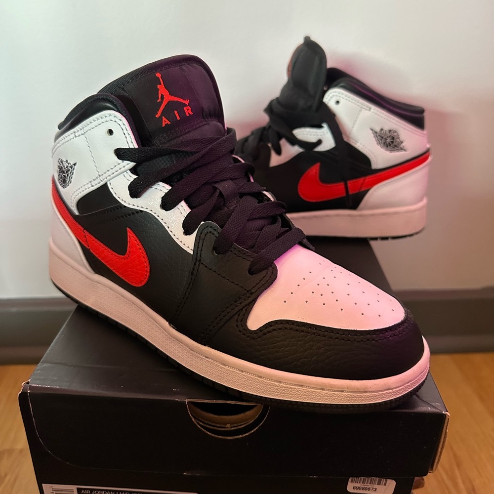 Air Jordan 1 mid, Chile Red